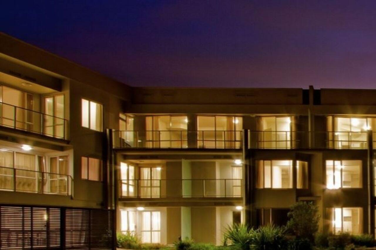 Vr Takapuna Auckland Exteriör bild The Village at night