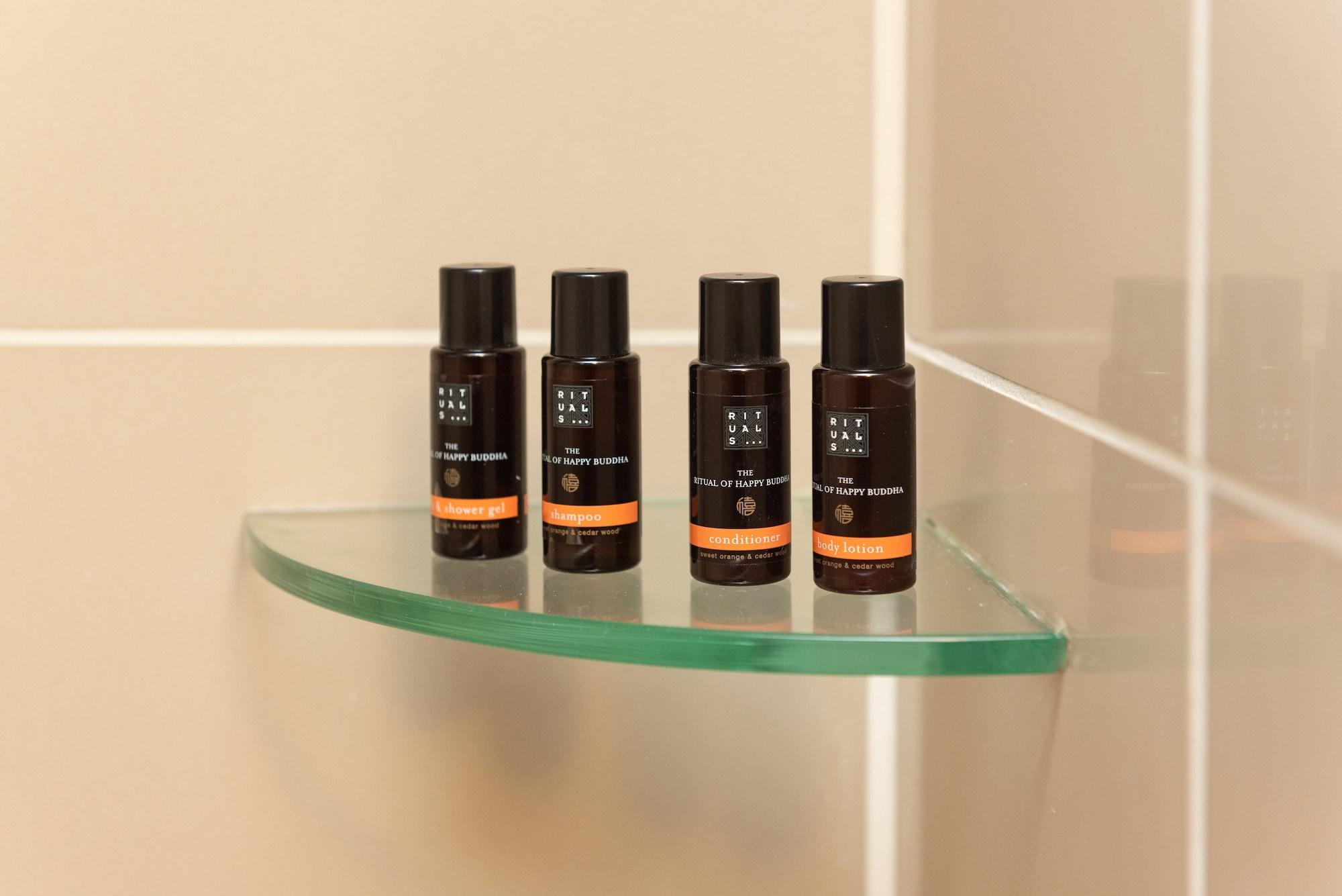 Vr Takapuna Auckland Exteriör bild A selection of the hotel's branded toiletries
