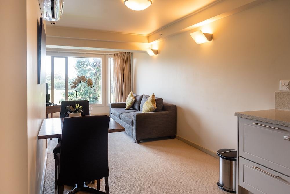 Vr Takapuna Auckland Exteriör bild A typical apartment at the University of Canterbury