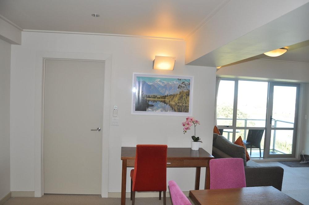 Vr Takapuna Auckland Exteriör bild A typical apartment interior