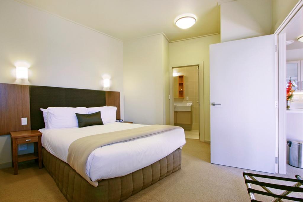 Vr Takapuna Auckland Exteriör bild A typical bedroom at the hotel