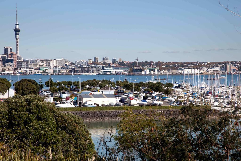 Vr Takapuna Auckland Exteriör bild View of the Auckland waterfront from the suburb of Albany